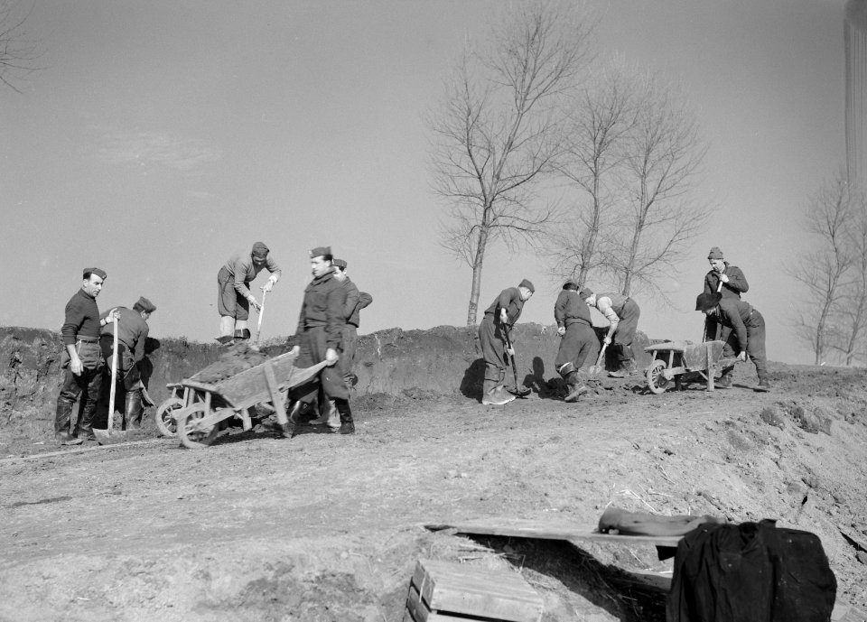 Aanleg en verbeteren van wegen, dijken en spaarbekken, dijkherstel, brandweerlie, Bestanddeelnr 161-0071