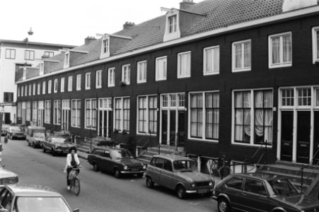 Aantal reeds gerestaureerde woningen aan de Hoogte Kadijk in Amsterdam die op de, Bestanddeelnr 930-9931