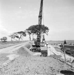 Aanleg en verbeteren van wegen, dijken en spaarbekken, cementstabilisatie, zandb, Bestanddeelnr 161-0366