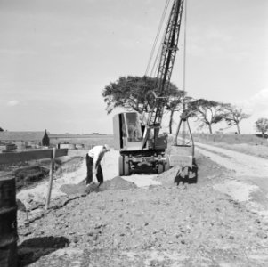 Aanleg en verbeteren van wegen, dijken en spaarbekken, cementstabilisatie, verha, Bestanddeelnr 161-0386