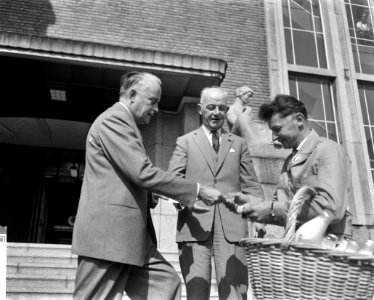 Aanvang Unicef-actie. Mr. J. Klaasesz en burgemeester Kolfschoten kopen coup, Bestanddeelnr 912-9590