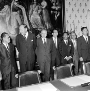 Aanvang van de vergadering met ondermeer Minister A.Vondeling, Sultan Hamengkoe , Bestanddeelnr 919-5323