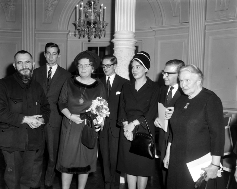 Abbé Pierre, koningin Juliana, prof. C.W. Monmich, mevrouw Leiker, G. Kurtz, Bestanddeelnr 917-3641