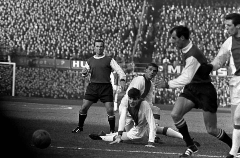 Aanval Feyenoord, v.l.n.r. Bouwmeester, Hulshof (Ajax), Suurbier (Ajax), Moulijn, Bestanddeelnr 918-6557