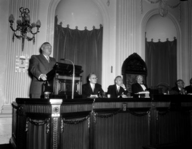 Aanvang debatten Tweede Kamer, spreekgestoelte en tafel van de voorzitter en gr…, Bestanddeelnr 906-7677 photo