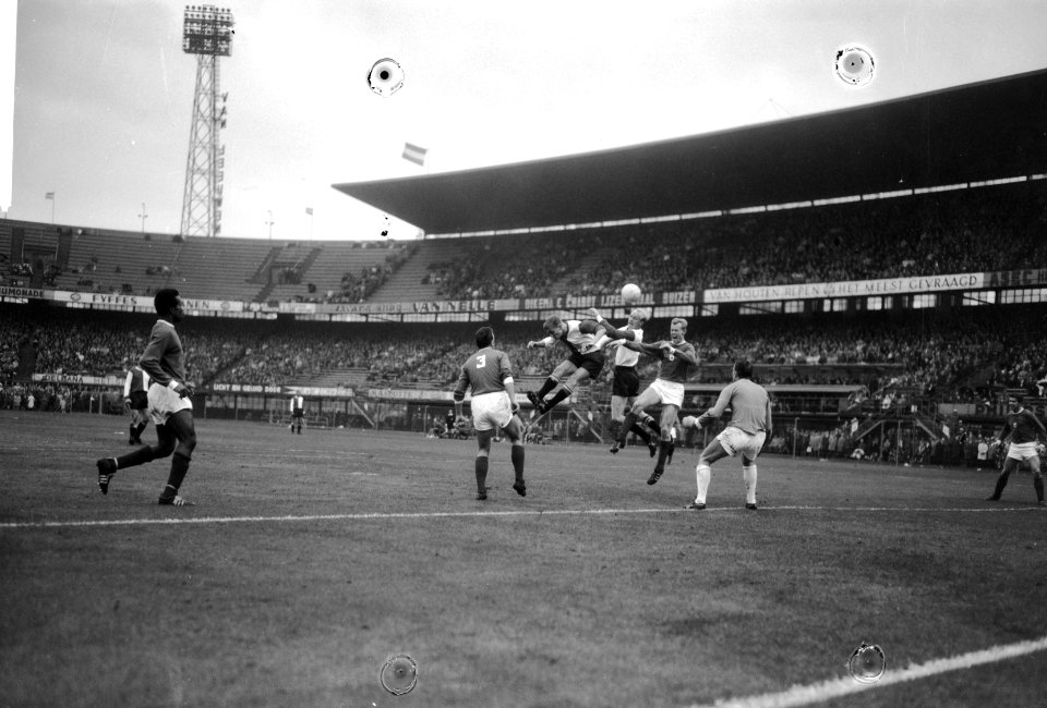 Aanval van Feyenoord Venneker (l.) Kruiver (midden) en Koeman (GVAV), Bestanddeelnr 918-3896