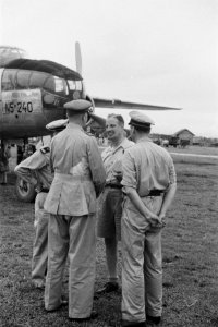 Aankomst vliegveld Medan. Jonkheer G.A.M.J. Ruijs de Beerenbrouck, in bermuda, w, Bestanddeelnr 194-1-5
