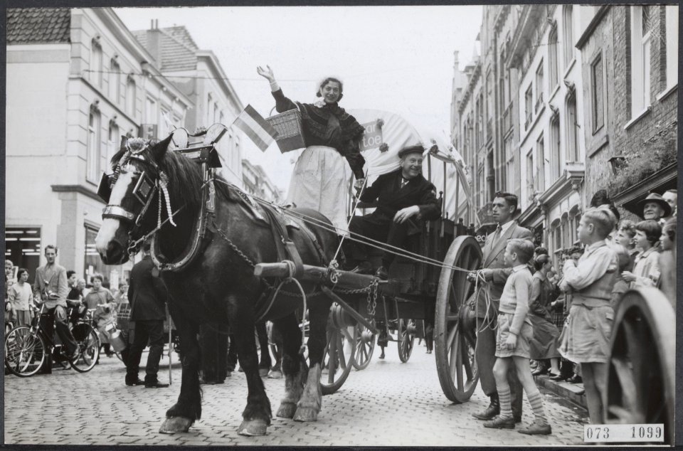 Aankomsten, karren, paarden, folklore, Zoete Lieve Gerritje, Bestanddeelnr 073-1099