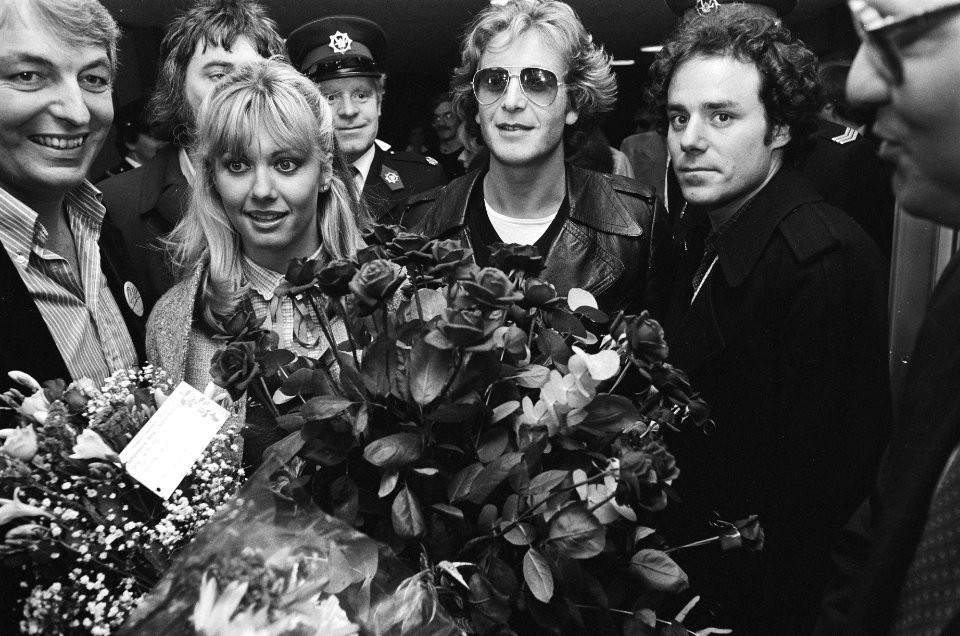 Aankomst zangeres Olivia Newton John op Schiphol Olivia Newton John met bloemen, Bestanddeelnr 930-0131