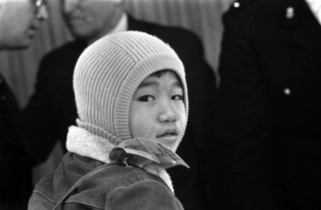 Aankomst Vietnamese kinderen op Schiphol. Bach Phan (10 jaar) met ijsmuts op, Bestanddeelnr 920-9424 photo