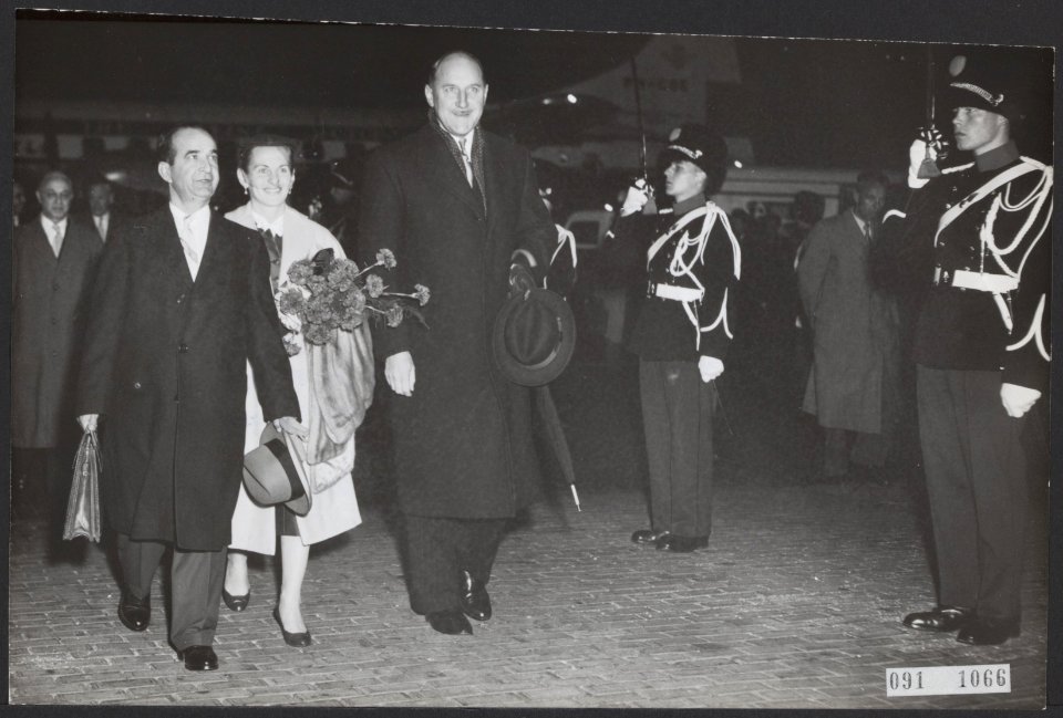 Aankomsten, presidenten, begroetingen, Figueros, J., Luns, J.A.M.H., Rost van To, Bestanddeelnr 091-1066