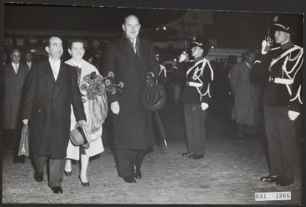Aankomsten, presidenten, begroetingen, Figueros, J., Luns, J.A.M.H., Rost van To, Bestanddeelnr 091-1066