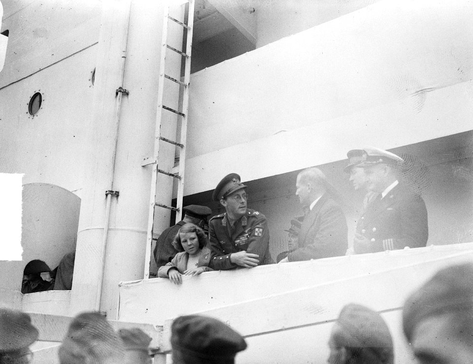 Aankomst Waterman Prins Bernhard en Prins Beatrix op kade over reling, Bestanddeelnr 903-4376