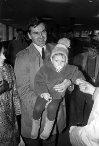 Aankomst Zweedse voetballer Inge Danielsen op Schiphol (voor Ajax), Inge Daniels, Bestanddeelnr 921-0767