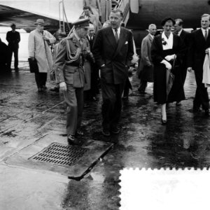 Aankomst Zweede Prins Bertil Schiphol bezoekt Nederland met Luitenant Kolonel C., Bestanddeelnr 906-5098