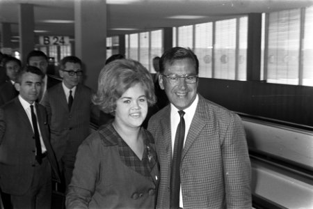 Aankomst zangeres Sara Teixeira op Schiphol (Knokkeploeg rechts Lou van Rees, Bestanddeelnr 921-4974