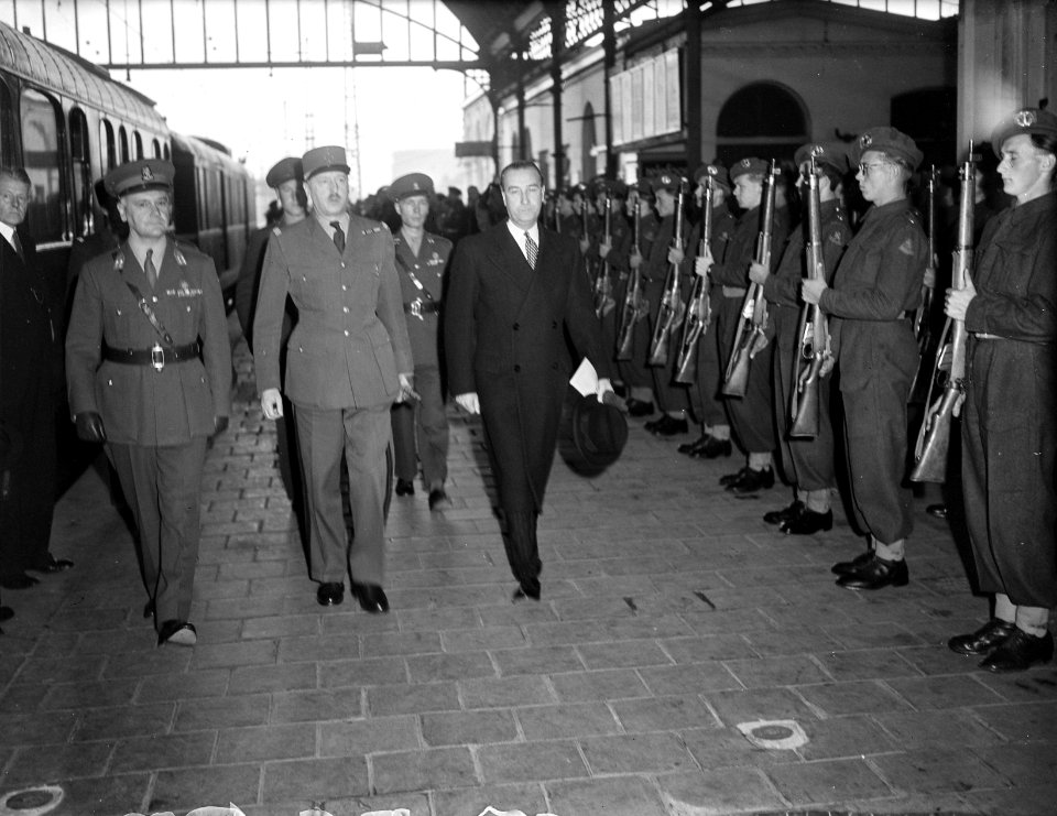 AANKOMSTEN, soldaten, uniformen, Generaal Konig, Bestanddeelnr 902-6903