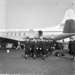 Aankomst vrouwelijke Engelse politieagenten op Schiphol, Bestanddeelnr 909-7256