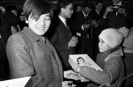 Aankomst Vietnamese kinderen op Schiphol. Troung Phai Anh Dao geeft Le Thi Trai , Bestanddeelnr 920-9425