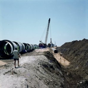 Aanleg bevloeiingswerken in de Negevwoestijn Dragline legt buizen in een uitgeg, Bestanddeelnr 255-9219