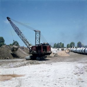 Aanleg bevloeiingswerken in de Negevwoestijn Draglines en buizen bij een uitgeg, Bestanddeelnr 255-9218