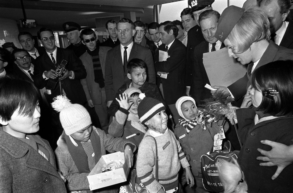 Aankomst Vietnamese kinderen op Schiphol. Troung Phai Anh Dao geeft Le Thi Trai , Bestanddeelnr 920-9426