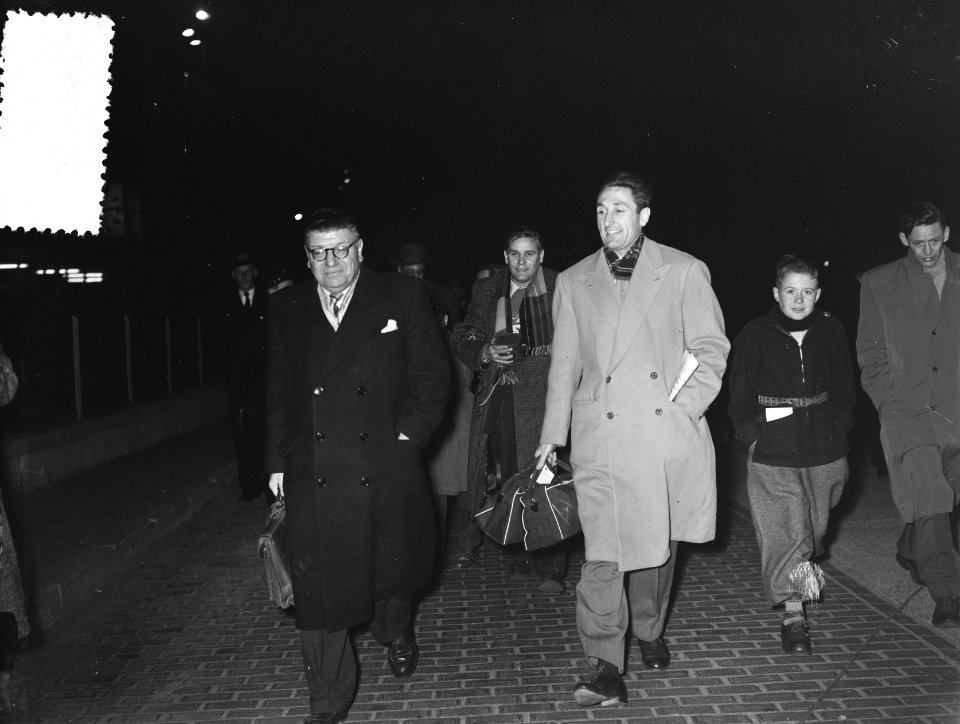 Aankomst Wilkes voor wedstrijd op Schiphol, Bestanddeelnr 907-0088