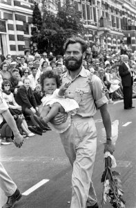 Aankomst vierdaagse Nijmegen (dochter en vader), Bestanddeelnr 916-7050