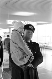 Aankomst Vietnamese kinderen op Schiphol. Troung Phai Anh Dao geeft Le Thi Trai , Bestanddeelnr 920-9427
