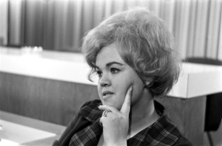 Aankomst zangeres Sara Teixeira op Schiphol (Knokkeploeg rechts Lou van Rees, Bestanddeelnr 921-4975
