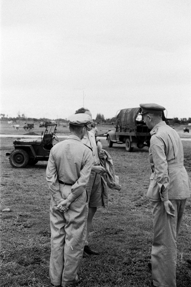 Aankomst vliegveld Medan. Jonkheer G.A.M.J. Ruijs de Beerenbrouck, in bermuda, w, Bestanddeelnr 194-1-2