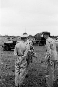 Aankomst vliegveld Medan. Jonkheer G.A.M.J. Ruijs de Beerenbrouck, in bermuda, w, Bestanddeelnr 194-1-2