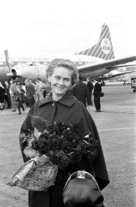 Aankomst zangeressen op Schiphol voor Grand Gala . Schwartzkopf, Bestanddeelnr 912-9901 photo