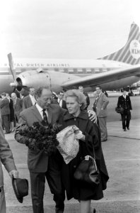Aankomst zangeressen op Schiphol voor Grand Gala . Schwartzkopf, Bestanddeelnr 912-9900
