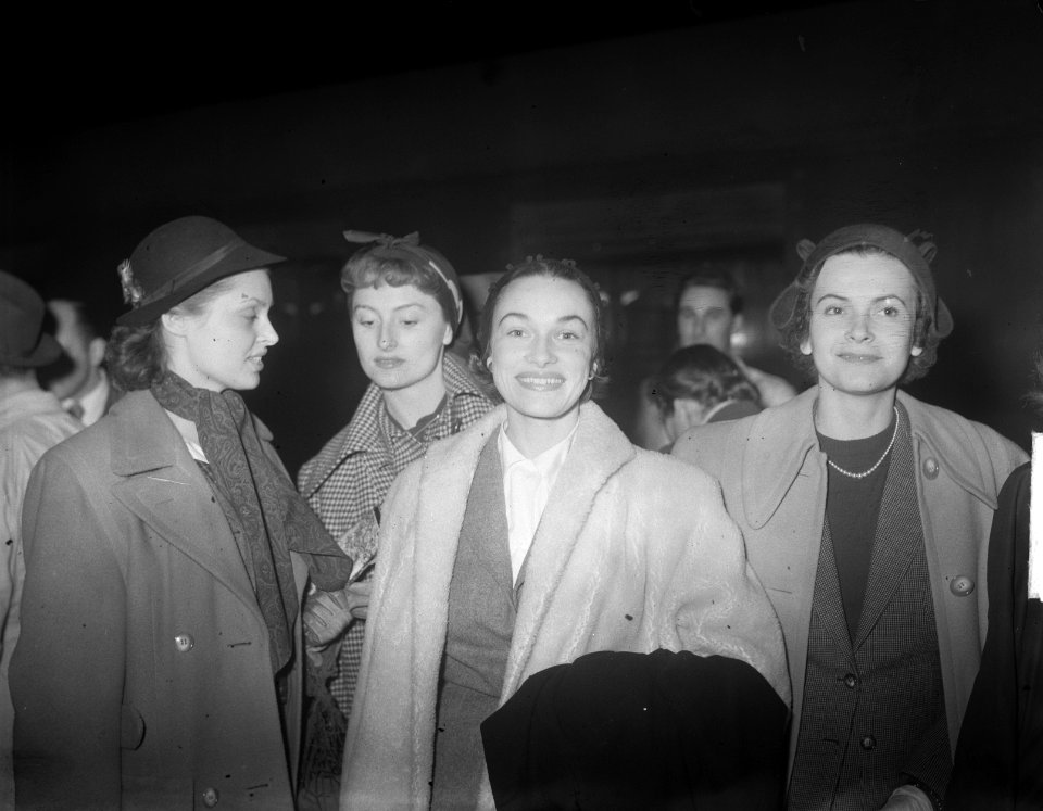 Aankomst Weense mannequins met Miss Oostenrijk 1949 Nadja Tiller (links), Bestanddeelnr 904-2336