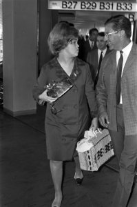 Aankomst zangeres Sara Teixeira op Schiphol (Knokkeploep rechts Lou van Rees, Bestanddeelnr 921-4976