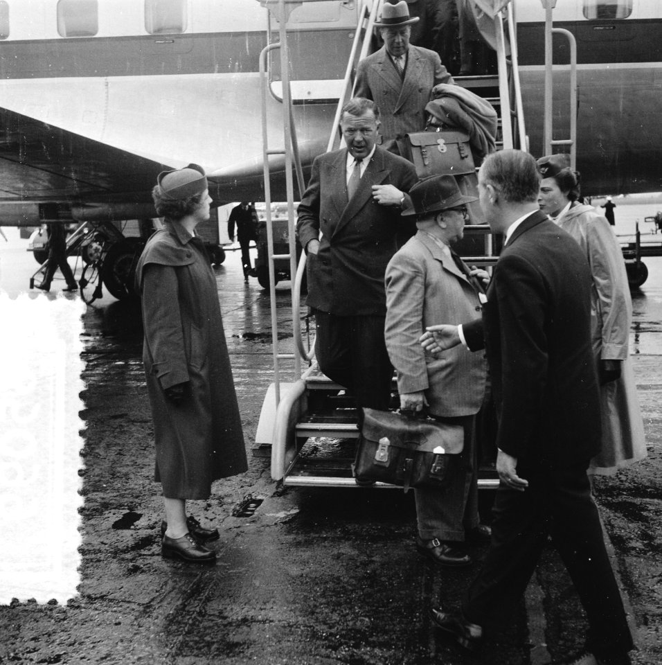 Aankomst Zweede Prins Bertil Schiphol bezoekt Nederland met Luitenant Kolonel C., Bestanddeelnr 906-5099