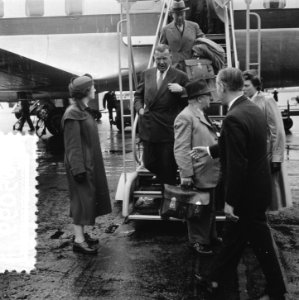 Aankomst Zweede Prins Bertil Schiphol bezoekt Nederland met Luitenant Kolonel C., Bestanddeelnr 906-5099