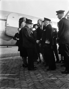 Aankomst Winston Churchill op vliegveld Valkenburg. Churchil begroet admiraal He, Bestanddeelnr 902-7325