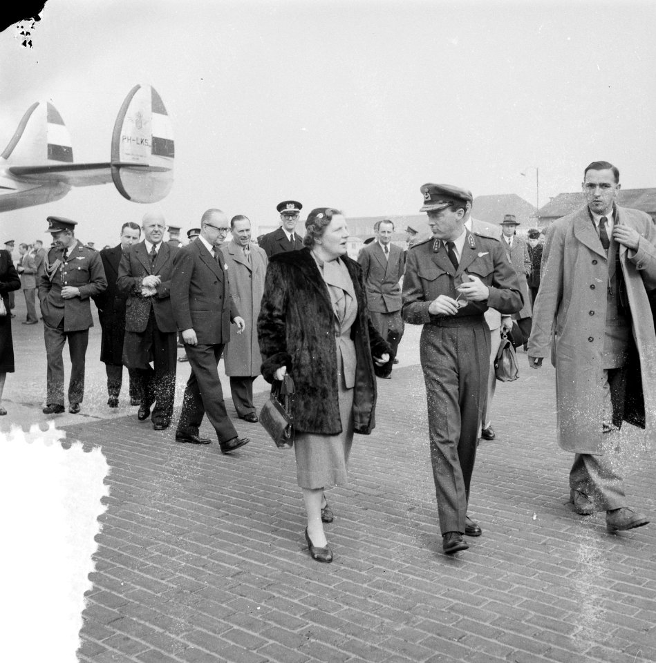 Aankomst Zijne Koninklijke Hoogheid Prins Bernhard uit Amerika op Schiphol, Bestanddeelnr 906-3610