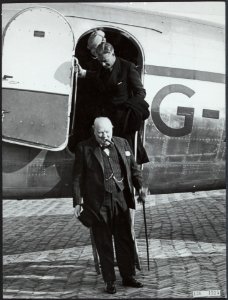 Aankomst Winston Churchill op vliegveld Valkenburg voor bezoek Europcongres in D, Bestanddeelnr 136-1225