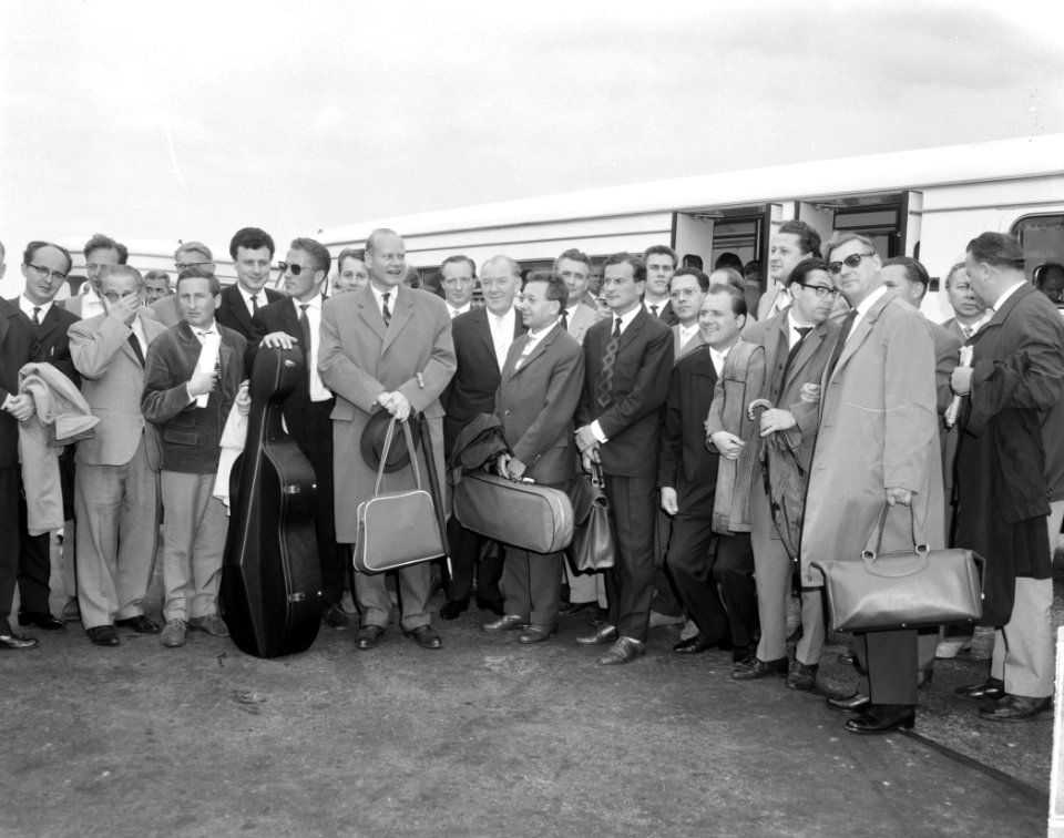 Aankomst West Berlijns Philharmonisch Orkest op Schiphol, Bestanddeelnr 915-3026