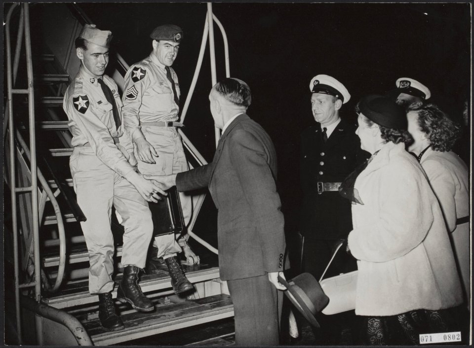 Aankomsten, oorlogsvrijwilligers, ontvangsten, militairen, officieren, Leeuwen, , Bestanddeelnr 071-0802