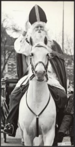 Aankomsten, sinterklaasfeesten, paarden, rijtoeren, sint nicolaas, Sinterklaas, Bestanddeelnr 056-0360