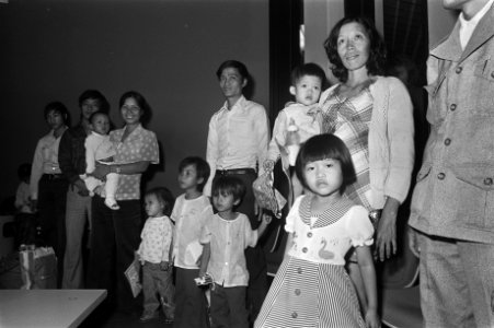 Aankomst Vietnamese vluchtelingen op Schiphol familie, Bestanddeelnr 928-7956