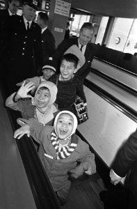 Aankomst Vietnamese kinderen op Schiphol. De vier jongens bij aankomst, Bestanddeelnr 920-9422