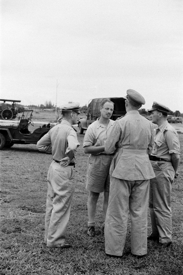 Aankomst vliegveld Medan. Jonkheer G.A.M.J. Ruijs de Beerenbrouck, in bermuda, w, Bestanddeelnr 194-1-4