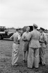 Aankomst vliegveld Medan. Jonkheer G.A.M.J. Ruijs de Beerenbrouck, in bermuda, w, Bestanddeelnr 194-1-4
