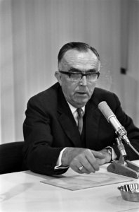Aankomst Willem Bruynzeel (directeur) op Schiphol (kop), Bestanddeelnr 921-0517