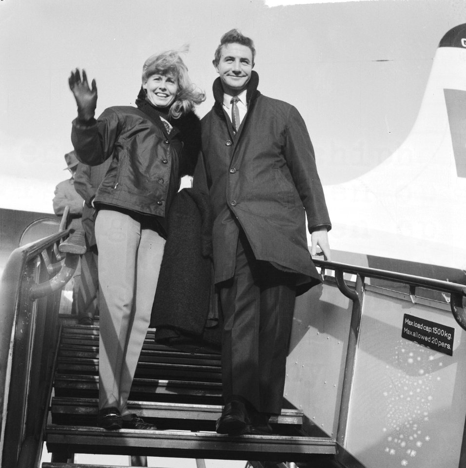 Aankomst Walter en Conny op Schiphol, hier op de vliegtuigtrap, Bestanddeelnr 917-3370 photo